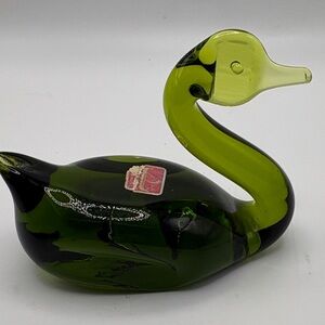 Elegant Vintage Pilgrim Glass Emerald Avocado Green Swan Art Glass Figurine